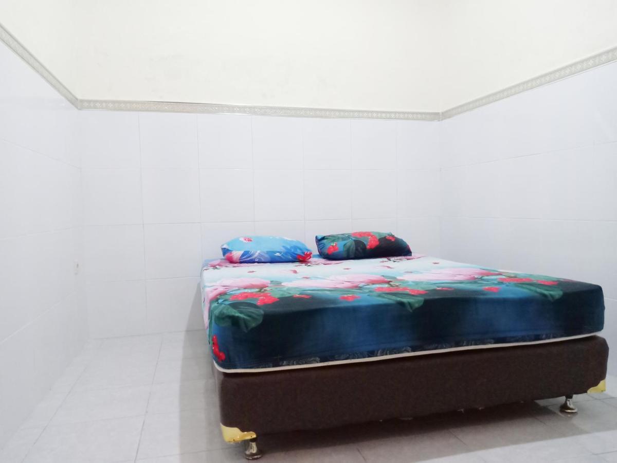 D'Kost Ketintang Hotell Surabaya Exteriör bild