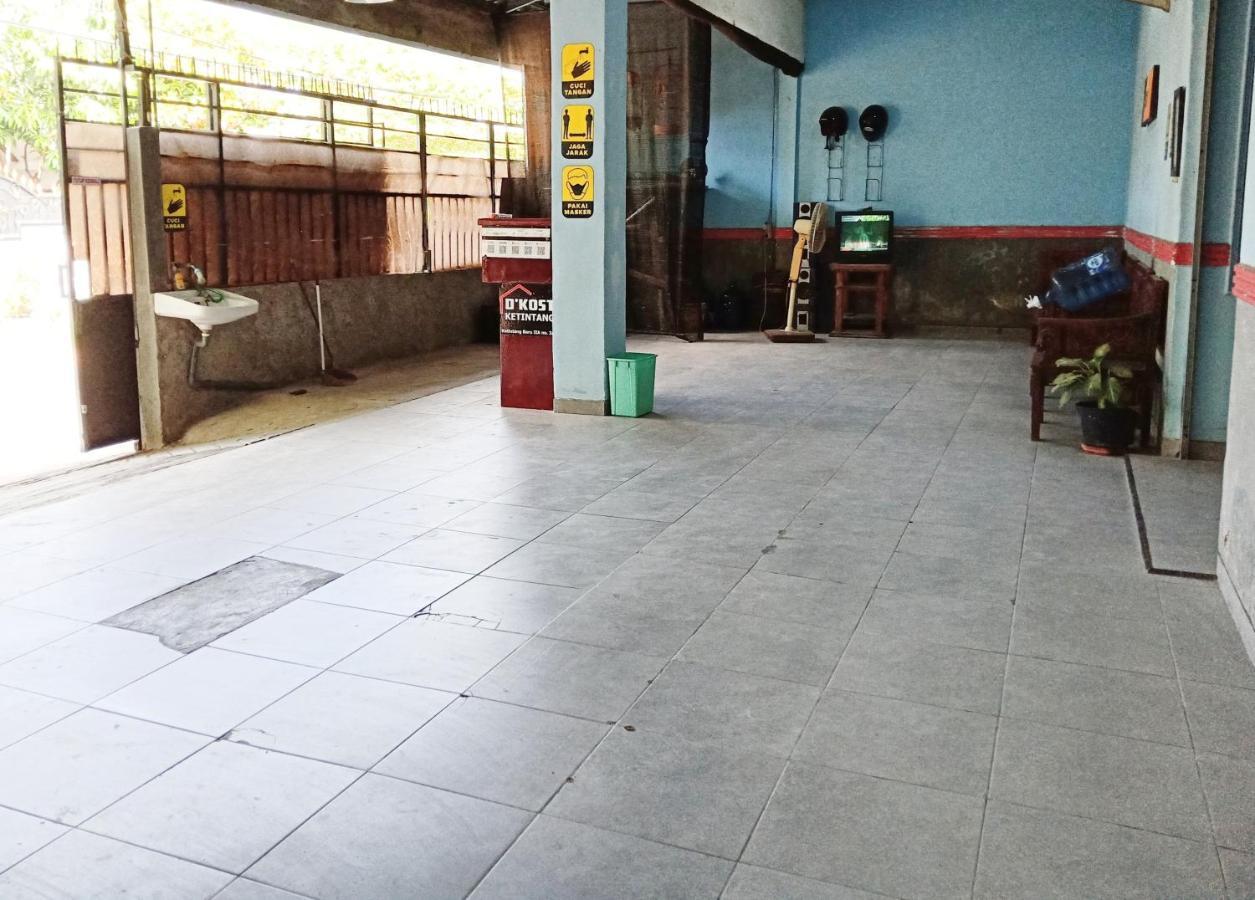 D'Kost Ketintang Hotell Surabaya Exteriör bild