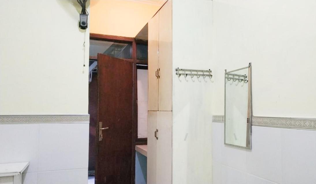 D'Kost Ketintang Hotell Surabaya Exteriör bild