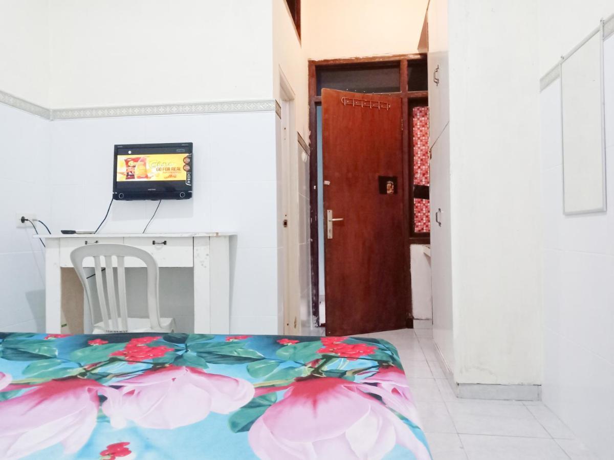 D'Kost Ketintang Hotell Surabaya Exteriör bild